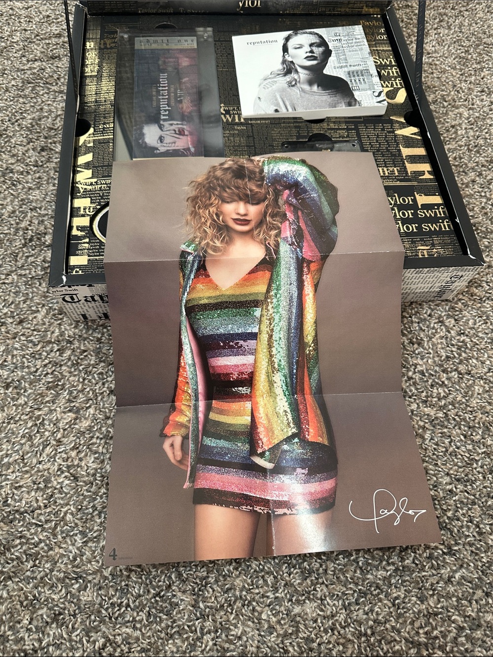 Taylor Swift Reputation VIP Stadium Tour Box - Picture 8 of 17